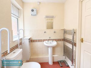Shower room- click for photo gallery